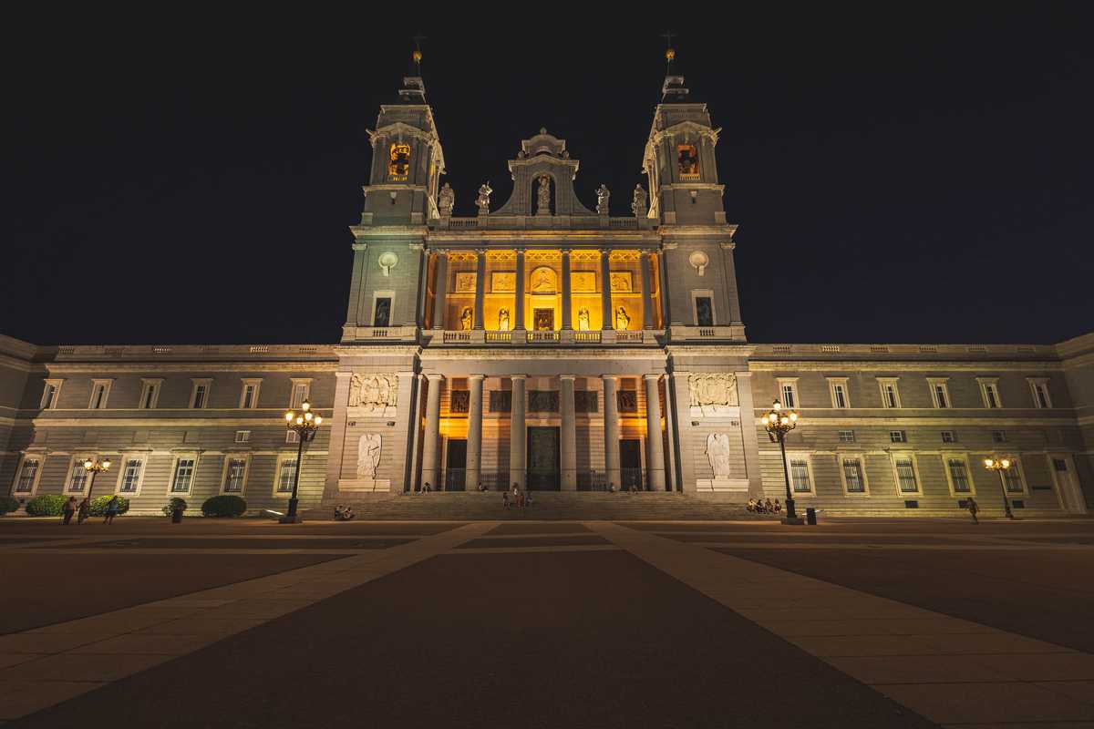 The front of the Catedral de la Almudena at nighttime