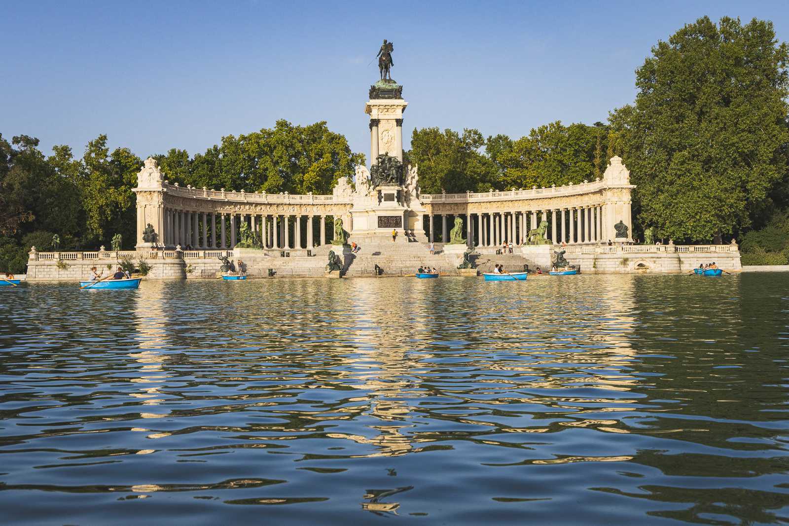 The lake and Alfonso XII monument in Parque del Retiro