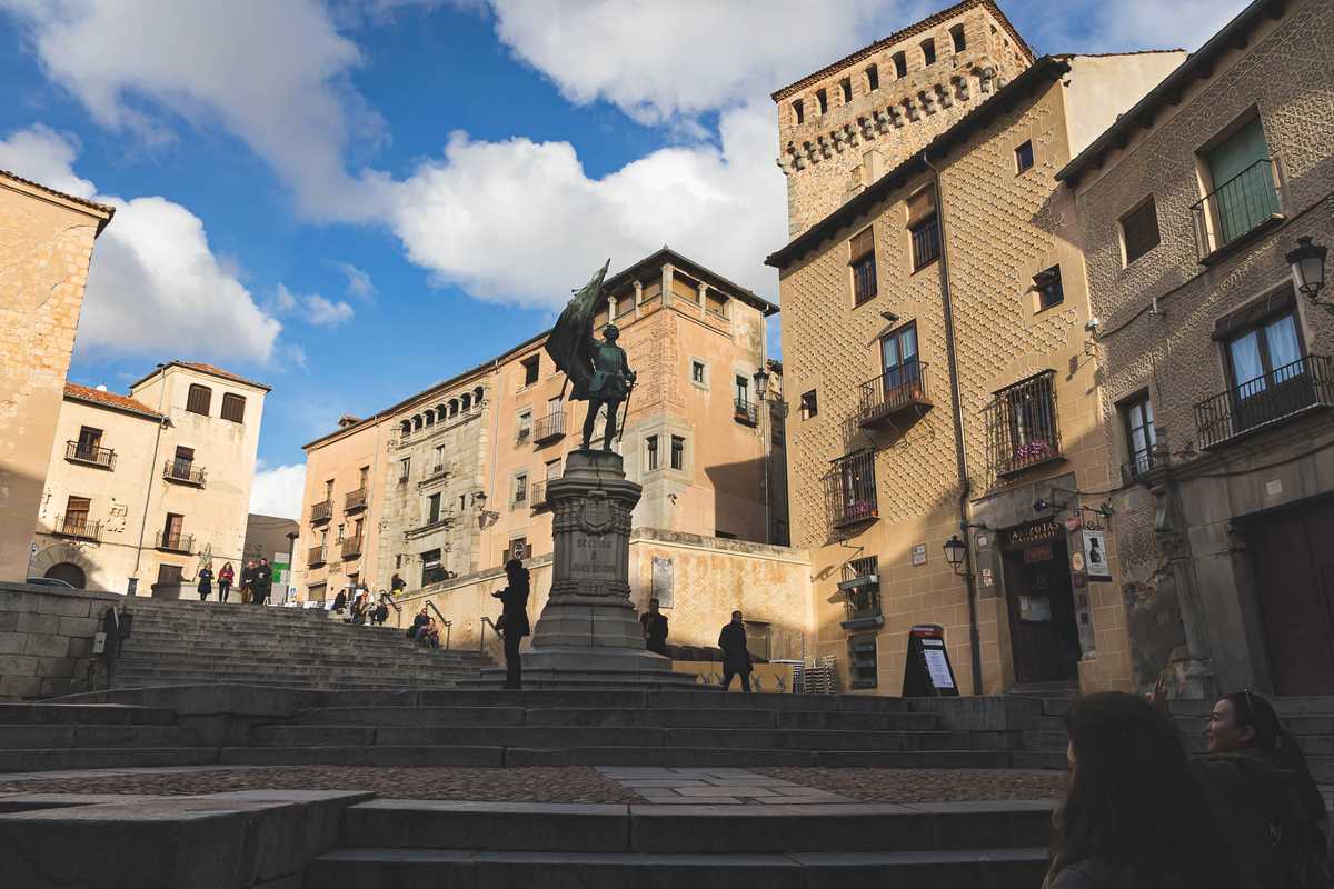 A statuesque town square in Segovia