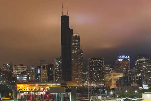 A photo of the Chicago skyline featuring the Sears Tower with no lights on due to a power outage.