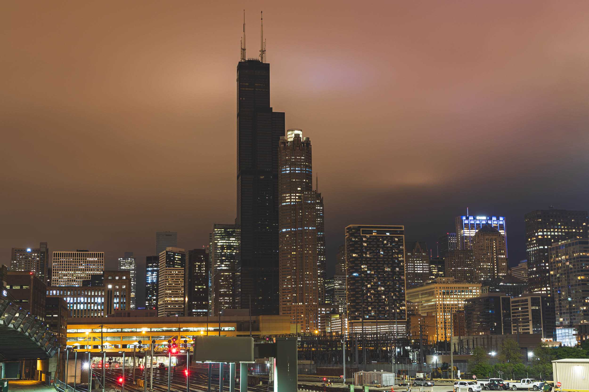 A photo of the Chicago skyline featuring the Sears Tower with no lights on due to a power outage.